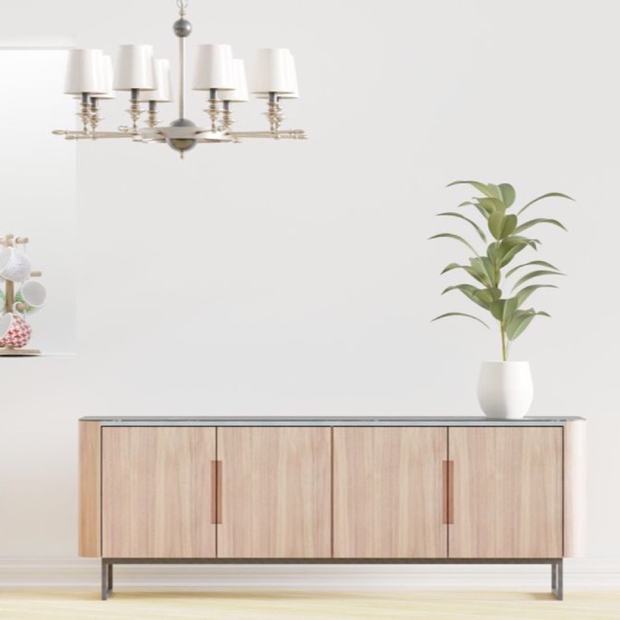 Personalisiertes Poster im Eichenrahmen über einem Sideboard aus heller Eiche, nordisch eingerichteter Raum